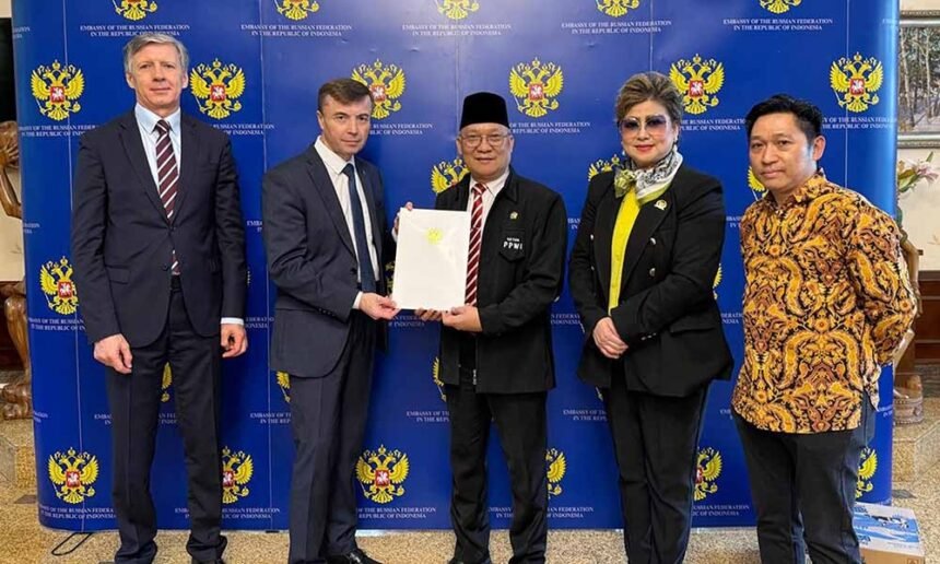 Penyerahan bantuan kemanusiaan dari Kedubes Rusia kepada PPWI berlangsung hangat di Wisma Kedubes Rusia, Jakarta, sebagai wujud solidaritas lintas negara untuk korban banjir bandang di Sumatera.