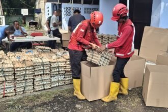 Palang Merah Indonesia (PMI) kembali mengirimkan bantuan 100 ribu butir telur asin untuk para pengungsi banjir di Sumatera dan Aceh, (11/12/2025).