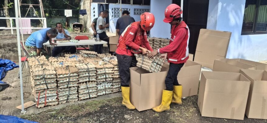 Palang Merah Indonesia (PMI) kembali mengirimkan bantuan 100 ribu butir telur asin untuk para pengungsi banjir di Sumatera dan Aceh, (11/12/2025).