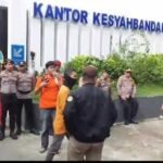 Jurnalis dan buruh berkumpul di depan KSOP Makassar setelah peliputan mediasi dibatasi oleh pihak otoritas pelabuhan.