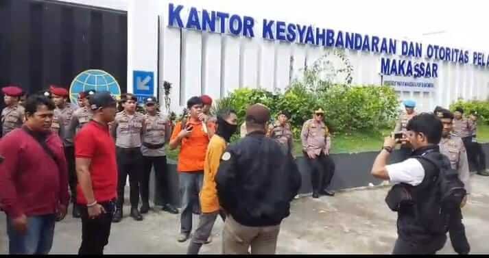 Jurnalis dan buruh berkumpul di depan KSOP Makassar setelah peliputan mediasi dibatasi oleh pihak otoritas pelabuhan.