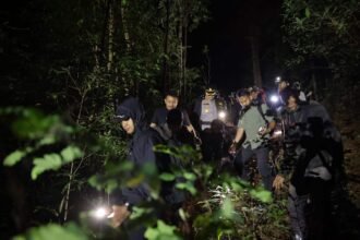 Kapolres Gowa pimpin penggerebekan dini hari di lokasi penebangan liar hutan lindung, (12/12/2025).