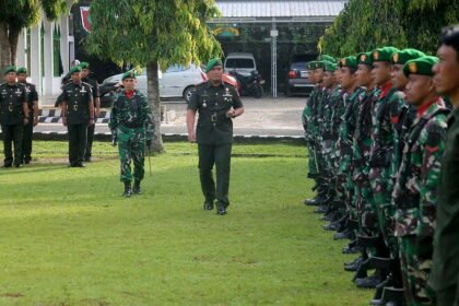Kodim 1419 Enrekang menggelar upacara Hari Juang Kartika ke-80 di Jalan Pahlawan No. 12 Talaga, Kelurahan Juppandang, Kecamatan Enrekang, Kabupaten Enrekang, Senin (15/12/2025).