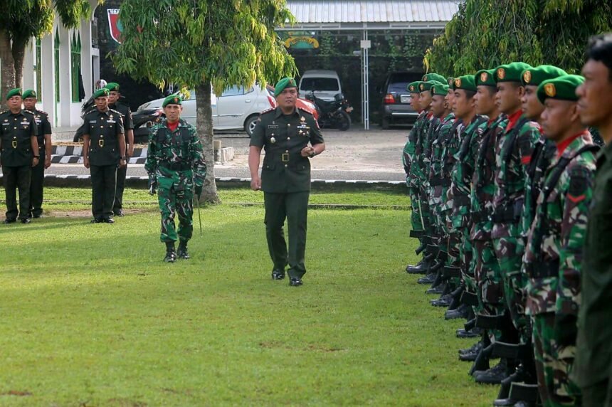 Kodim 1419 Enrekang menggelar upacara Hari Juang Kartika ke-80 di Jalan Pahlawan No. 12 Talaga, Kelurahan Juppandang, Kecamatan Enrekang, Kabupaten Enrekang, Senin (15/12/2025).