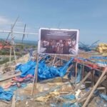 Pemasangan sasi adat dan papan larangan aktivitas tambang di kawasan Gunung Botak sebagai bentuk penolakan ahli waris dan masyarakat adat terhadap koperasi pemegang IPR.