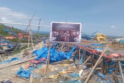 Pemasangan sasi adat dan papan larangan aktivitas tambang di kawasan Gunung Botak sebagai bentuk penolakan ahli waris dan masyarakat adat terhadap koperasi pemegang IPR.