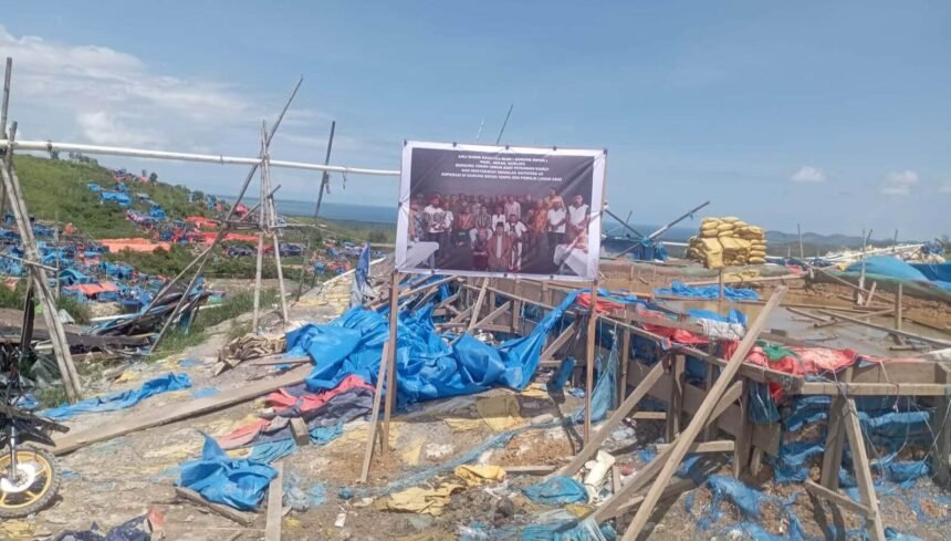 Pemasangan sasi adat dan papan larangan aktivitas tambang di kawasan Gunung Botak sebagai bentuk penolakan ahli waris dan masyarakat adat terhadap koperasi pemegang IPR.