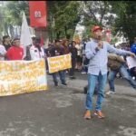 Aksi gabungan mahasiswa dan ormas menggelar unjuk rasa di depan Mapolda Sulsel, Makassar, Senin (15/12/2025), menuntut penindakan tegas terhadap dugaan mafia tanah dan penyalahgunaan wewenang.