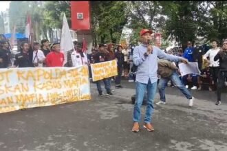 Aksi gabungan mahasiswa dan ormas menggelar unjuk rasa di depan Mapolda Sulsel, Makassar, Senin (15/12/2025), menuntut penindakan tegas terhadap dugaan mafia tanah dan penyalahgunaan wewenang.
