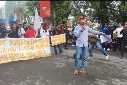Aksi gabungan mahasiswa dan ormas menggelar unjuk rasa di depan Mapolda Sulsel, Makassar, Senin (15/12/2025), menuntut penindakan tegas terhadap dugaan mafia tanah dan penyalahgunaan wewenang.