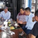 Diskusi santai para pemangku kepentingan peternakan unggas di sela FGD penguatan akses jagung di Pantai Labu, Deli Serdang, Sumatra Utara.