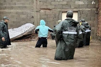 Petugas bersama warga mengevakuasi area terdampak banjir akibat hujan deras mendadak di Safi, Maroko.