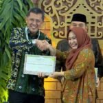 Direktur Poltekpar Makassar menerima Sertifikat Trees Rating dan Certificate of Compliance pada UI GreenMetric Indonesia Awarding 2025 di Semarang.