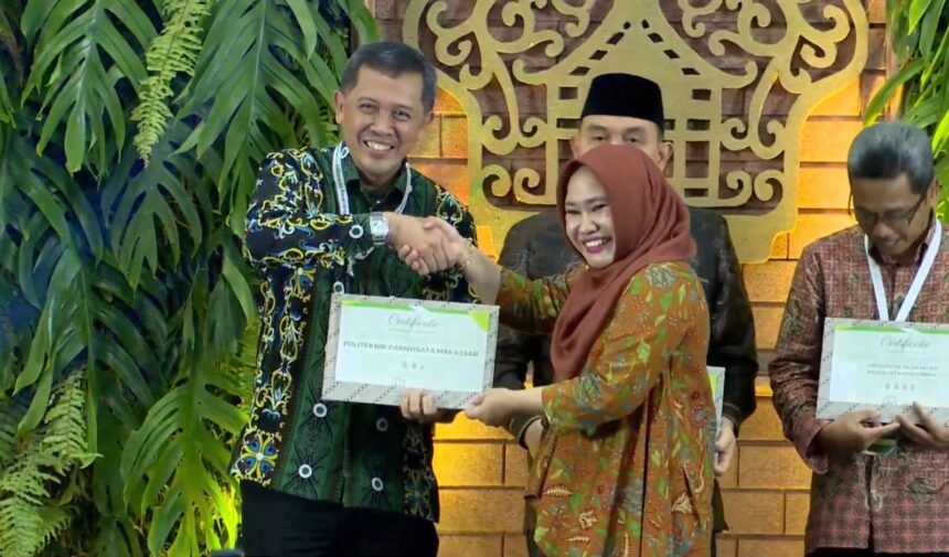 Direktur Poltekpar Makassar menerima Sertifikat Trees Rating dan Certificate of Compliance pada UI GreenMetric Indonesia Awarding 2025 di Semarang.