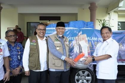 Menteri Dalam Negeri (Mendagri) Muhammad Tito Karnavian menyerahkan bantuan secara simbolis kepada Gubernur Sumatera Barat (Sumbar) Mahyeldi Ansharullah.