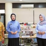 foto : Kepala Biro Hukum dan Humas BGN, Khairul Hidayati bersama Profesor IPB University (Institut Pertanian Bogor) Y. Aris Purwanto saat pemaparan dan uji coba awal Teknologi Plasma Fine Bubble yang dirancang untuk mendukung proses water treatment serta pencucian bahan pangan dan peralatan makan secara lebih aman, higienis, dan berkelanjutan.