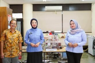 foto : Kepala Biro Hukum dan Humas BGN, Khairul Hidayati bersama Profesor IPB University (Institut Pertanian Bogor) Y. Aris Purwanto saat pemaparan dan uji coba awal Teknologi Plasma Fine Bubble yang dirancang untuk mendukung proses water treatment serta pencucian bahan pangan dan peralatan makan secara lebih aman, higienis, dan berkelanjutan.
