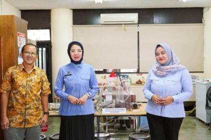 foto : Kepala Biro Hukum dan Humas BGN, Khairul Hidayati bersama Profesor IPB University (Institut Pertanian Bogor) Y. Aris Purwanto saat pemaparan dan uji coba awal Teknologi Plasma Fine Bubble yang dirancang untuk mendukung proses water treatment serta pencucian bahan pangan dan peralatan makan secara lebih aman, higienis, dan berkelanjutan.