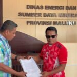 Perwakilan mahasiswa dan pemuda Buru menyerahkan dokumen tuntutan terkait evaluasi 10 IPR Gunung Botak di Kantor Dinas ESDM Provinsi Maluku.