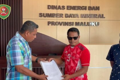 Perwakilan mahasiswa dan pemuda Buru menyerahkan dokumen tuntutan terkait evaluasi 10 IPR Gunung Botak di Kantor Dinas ESDM Provinsi Maluku.