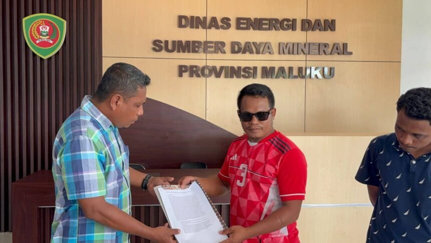 Perwakilan mahasiswa dan pemuda Buru menyerahkan dokumen tuntutan terkait evaluasi 10 IPR Gunung Botak di Kantor Dinas ESDM Provinsi Maluku.