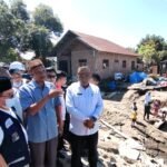 JK saat meninjau lokasi bencana dan pengungsian di Desa Palu Raya dan Bungkah, Kecamatan Muara Batu, Kabupaten Aceh Utara, Provinsi Aceh, Jumat (19/12/2025).