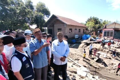 JK saat meninjau lokasi bencana dan pengungsian di Desa Palu Raya dan Bungkah, Kecamatan Muara Batu, Kabupaten Aceh Utara, Provinsi Aceh, Jumat (19/12/2025).