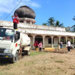 PMI bersama DMI membersihkan Masjid Darussalam di Aceh Utara pascabanjir bandang agar kembali layak digunakan warga, Jumat (19/12/2025).
