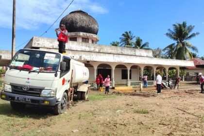 PMI bersama DMI membersihkan Masjid Darussalam di Aceh Utara pascabanjir bandang agar kembali layak digunakan warga, Jumat (19/12/2025).