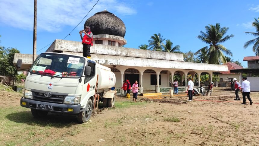 PMI bersama DMI membersihkan Masjid Darussalam di Aceh Utara pascabanjir bandang agar kembali layak digunakan warga, Jumat (19/12/2025).