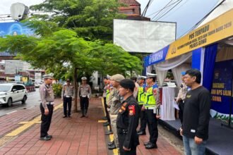 Apel kesiapan personel gabungan di Pos Terpadu Batas Kota Gowa–Makassar jelang pengamanan Natal 2025 dan Tahun Baru 2026.