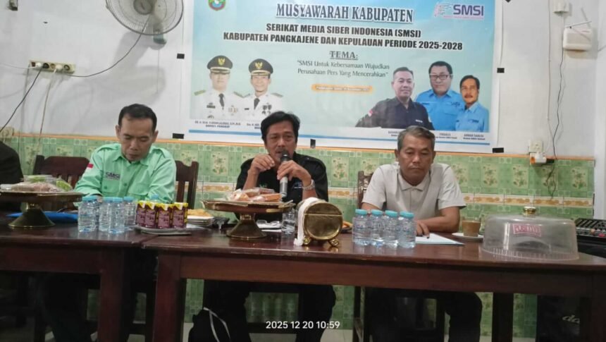 Ketua SMSI Sulsel Anwar Sanusi membuka Muskab SMSI Pangkep 2025–2028 di Pangkep, Sabtu (20/12/2025).