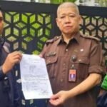 Perwakilan pihak terkait menunjukkan dokumen sengketa merek PITI usai proses hukum di Jakarta.