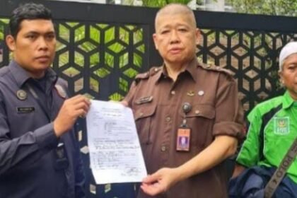 Perwakilan pihak terkait menunjukkan dokumen sengketa merek PITI usai proses hukum di Jakarta.