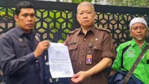 Perwakilan pihak terkait menunjukkan dokumen sengketa merek PITI usai proses hukum di Jakarta.