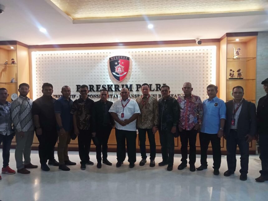 Jajaran Persaudaraan Aceh Seranto (PAS) bersama tim advokasi usai melaporkan dugaan ujaran kebencian terhadap warga Aceh ke Direktorat Siber Bareskrim Polri, Jakarta.