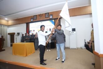 Pelantikan Ketua SMSI Luwu Chaeruddin ditandai penyerahan bendera organisasi dalam acara pelantikan pengurus SMSI Kabupaten Luwu, disaksikan unsur Forkopimda dan insan pers.