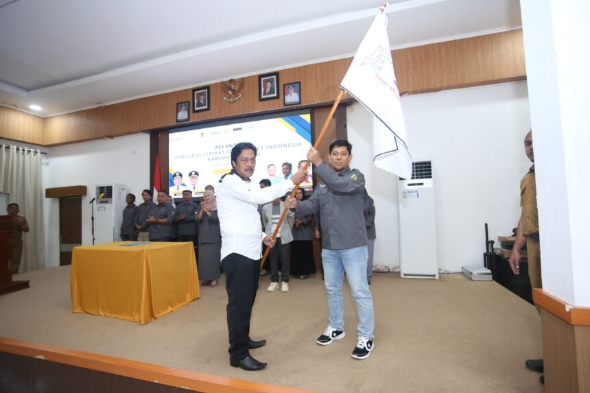 Pelantikan Ketua SMSI Luwu Chaeruddin ditandai penyerahan bendera organisasi dalam acara pelantikan pengurus SMSI Kabupaten Luwu, disaksikan unsur Forkopimda dan insan pers.