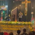 Kapolres Gowa AKBP Muhammad Aldy Sulaiman meninjau langsung pengamanan ibadah Natal di Gereja Isa Almasih, Sungguminasa, Kabupaten Gowa, Kamis (25/12/2025), guna memastikan perayaan Natal berlangsung aman dan kondusif.