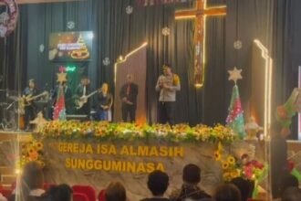 Kapolres Gowa AKBP Muhammad Aldy Sulaiman meninjau langsung pengamanan ibadah Natal di Gereja Isa Almasih, Sungguminasa, Kabupaten Gowa, Kamis (25/12/2025), guna memastikan perayaan Natal berlangsung aman dan kondusif.