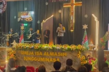 Kapolres Gowa AKBP Muhammad Aldy Sulaiman meninjau langsung pengamanan ibadah Natal di Gereja Isa Almasih, Sungguminasa, Kabupaten Gowa, Kamis (25/12/2025), guna memastikan perayaan Natal berlangsung aman dan kondusif.