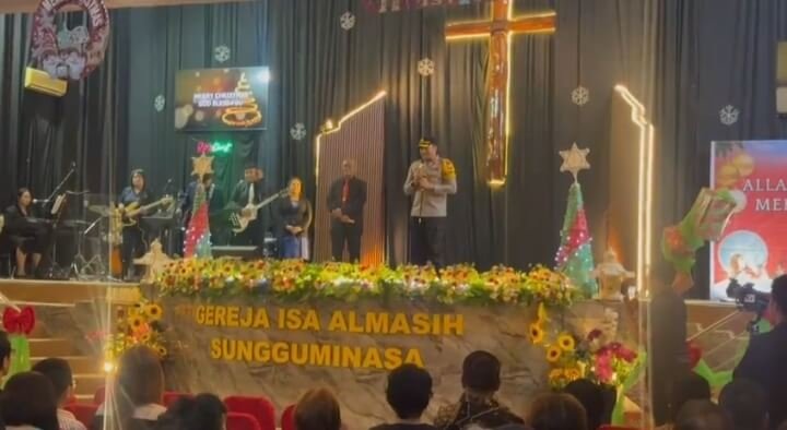 Kapolres Gowa AKBP Muhammad Aldy Sulaiman meninjau langsung pengamanan ibadah Natal di Gereja Isa Almasih, Sungguminasa, Kabupaten Gowa, Kamis (25/12/2025), guna memastikan perayaan Natal berlangsung aman dan kondusif.
