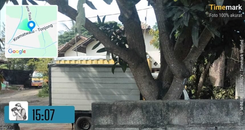 Diduga penimbunan solar subsidi, kendaraan pengangkut terlihat keluar-masuk gudang di wilayah Kramatwatu, Serang.