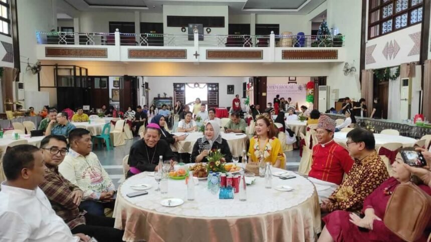 Kebersamaan lintas iman mewarnai Open House Natal Keuskupan Agung Makassar, memperkuat persaudaraan dan semangat toleransi di Sulawesi Selatan.