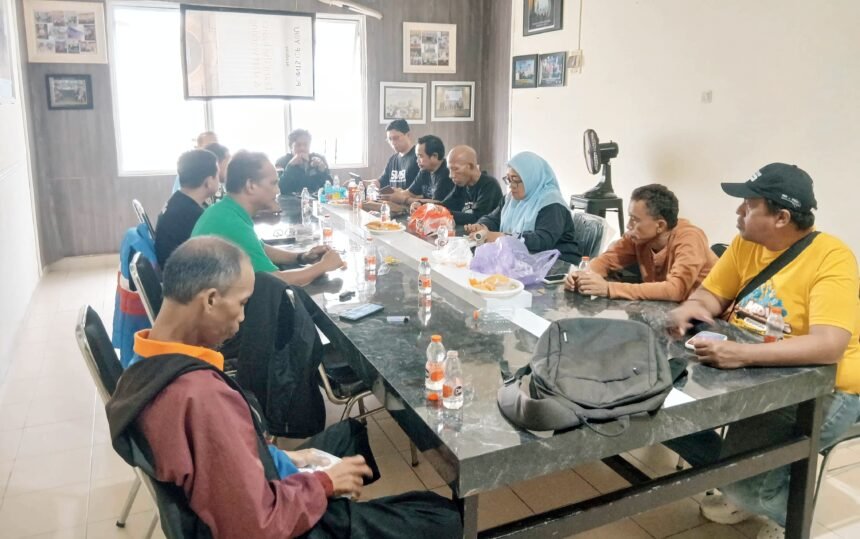 Pengurus SMSI Sulawesi Selatan menggelar rapat evaluasi akhir tahun 2025 di Makassar, membahas penguatan organisasi dan pembentukan kepengurusan kabupaten/kota, Sabtu, 27 Desember 2025.