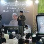 Ustadz Zaky Mubarok menyampaikan tausiyah dalam Haflah Haul ke-6 Almarhum H. Niman bin H. Ahmad di Pondok Kelapa, Jakarta Timur, Minggu (28/12/2025), yang dihadiri ribuan jamaah.