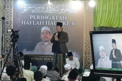 Ustadz Zaky Mubarok menyampaikan tausiyah dalam Haflah Haul ke-6 Almarhum H. Niman bin H. Ahmad di Pondok Kelapa, Jakarta Timur, Minggu (28/12/2025), yang dihadiri ribuan jamaah.