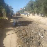 Otoritas kota Gaza melanjutkan pekerjaannya dalam mengisi dan meratakan jalan untuk memfasilitasi pergerakan warga di Al-Zawaida. (aliabuaqa/ho)