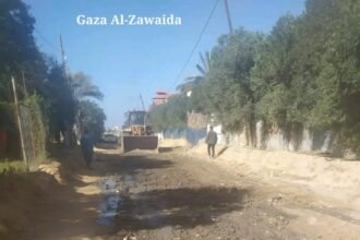 Otoritas kota Gaza melanjutkan pekerjaannya dalam mengisi dan meratakan jalan untuk memfasilitasi pergerakan warga di Al-Zawaida. (aliabuaqa/ho)