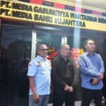 Kuasa Hukum dan Pimpinan Media Bahri memberikan keterangan di depan kantor redaksi usai menyampaikan keberatan atas pemberitaan yang dinilai menyesatkan.